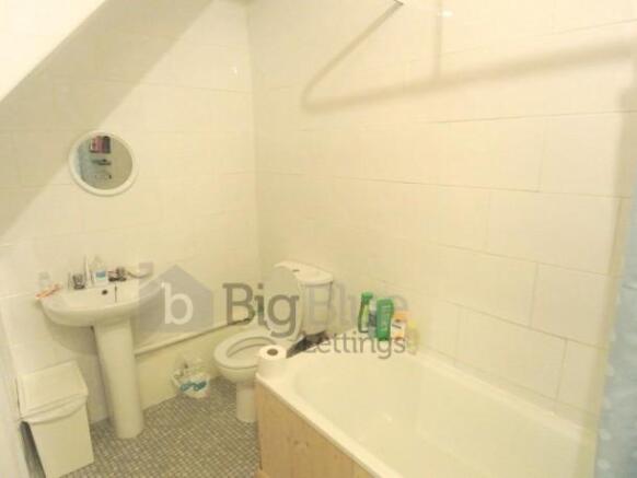 4 bed Terraced to rent Image 8
