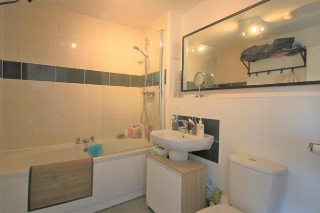 53 Lords Way Bathroo