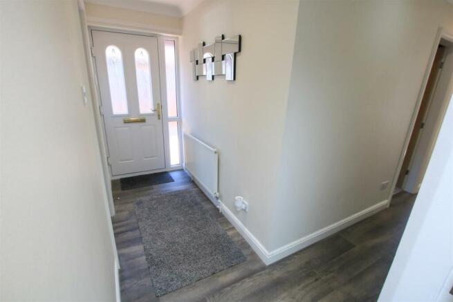 'L' SHAPED ENTRANCE HALL