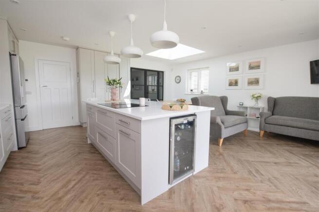 4 bed Detached for sale Image 8
