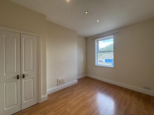 2 bed Apartment to rent Image 8