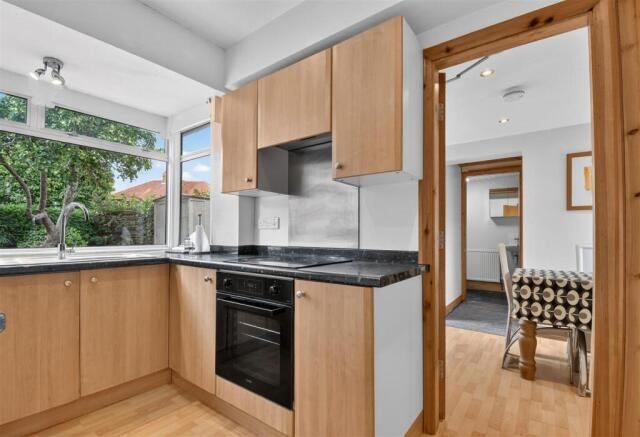 5 bed Semi-Detached for sale Image 4
