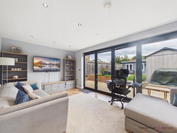 3 bed Semi-Detached for sale Image 6