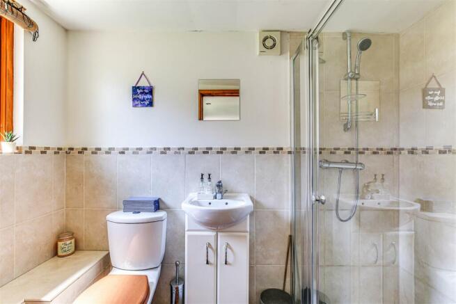 19 Studio Shower room.jpg