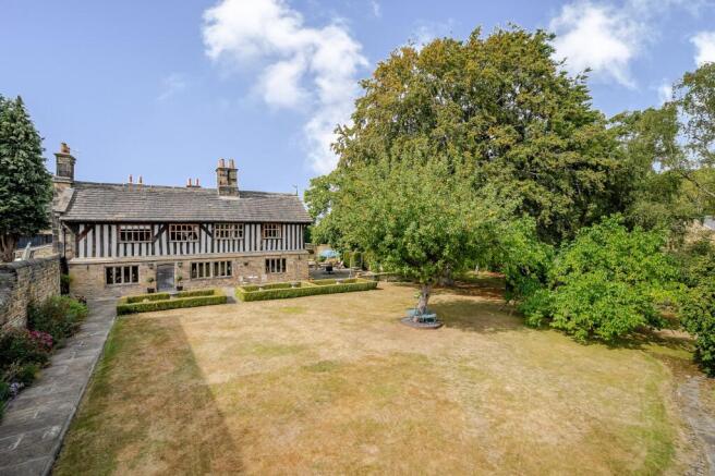 6 bed Detached for sale Image 5