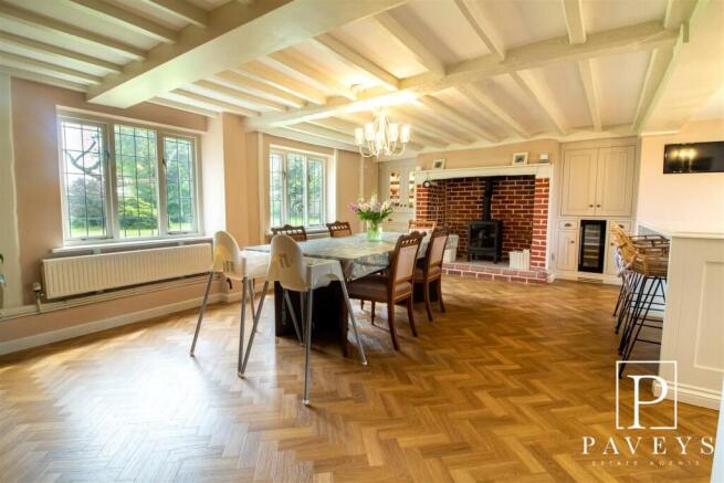 KITCHEN/DINING FAMILY ROOM