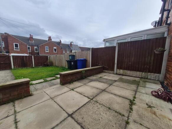 2 bed Terraced to rent Image 4