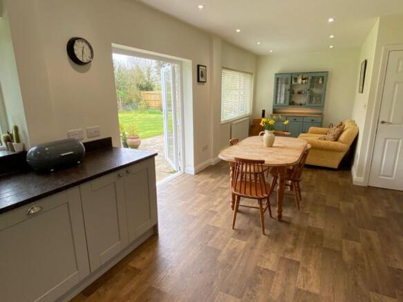 KITCHEN/DINING ROOM