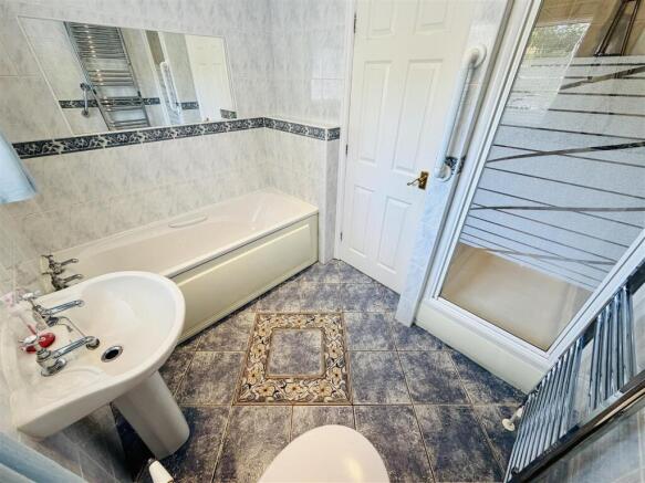 5 bed Detached to rent Image 11