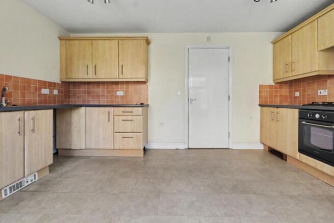 4 bed Town House to rent Image 4