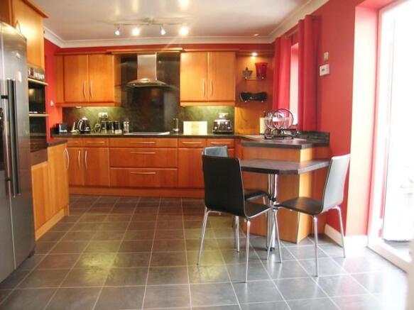 BREAKFASTING KITCHEN