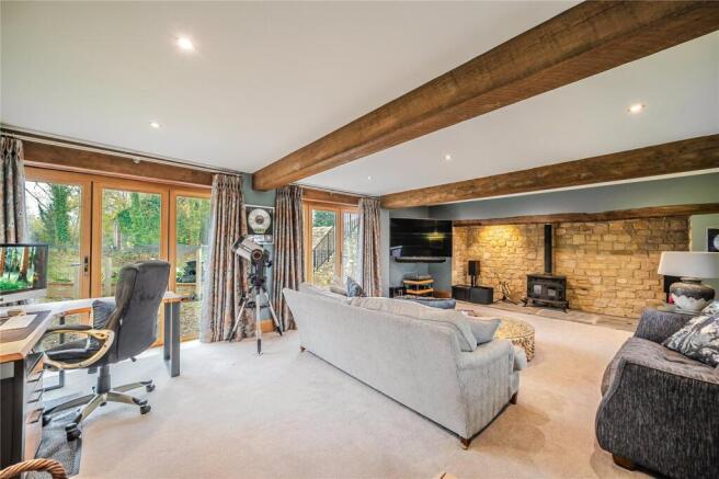 5 bed Detached for sale Image 2