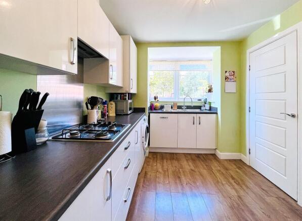 4 bed Semi-Detached for sale Image 7