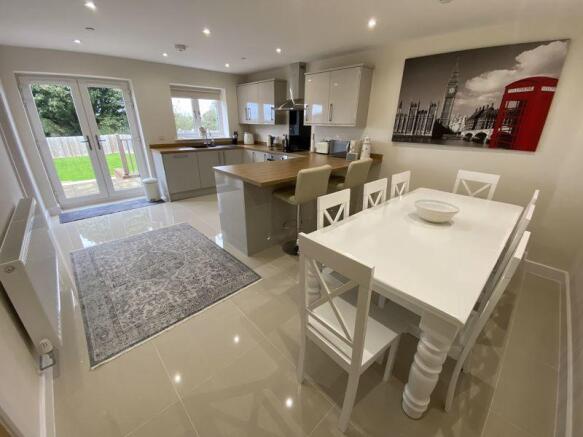 Kitchen/ Dining Room
