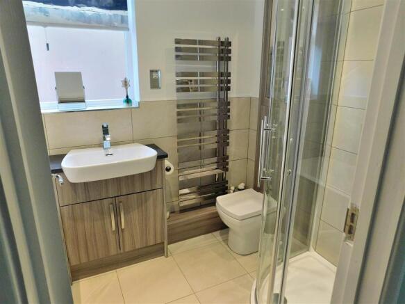 BATHROOM 1.JPG