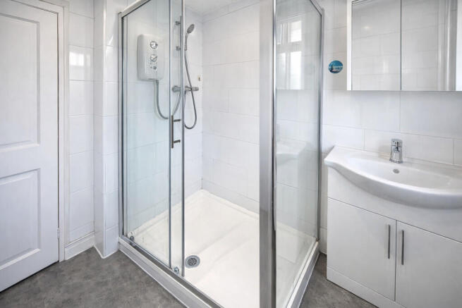 Modern bathroom w...