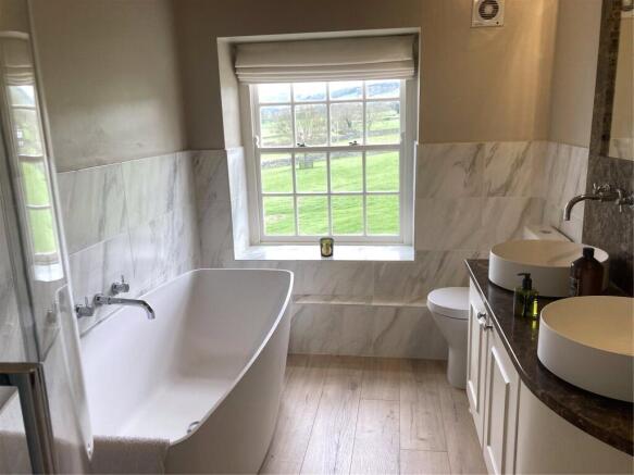5 bed Detached for sale Image 11