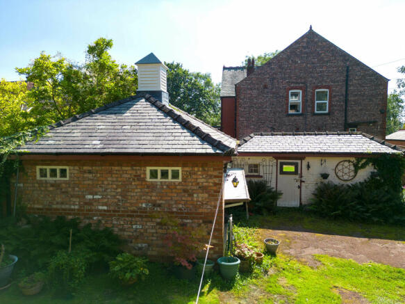 Double Garage & Outhouse