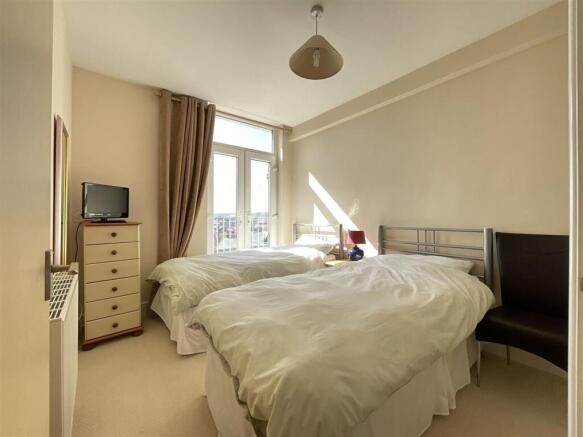 2 bed Flat for sale Image 5