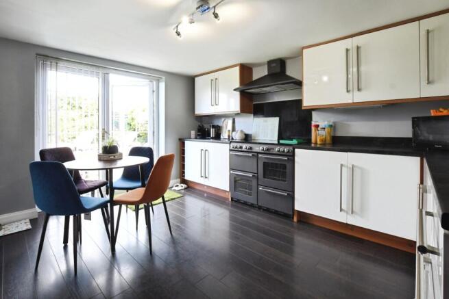 4 bed Semi-Detached for sale Image 8