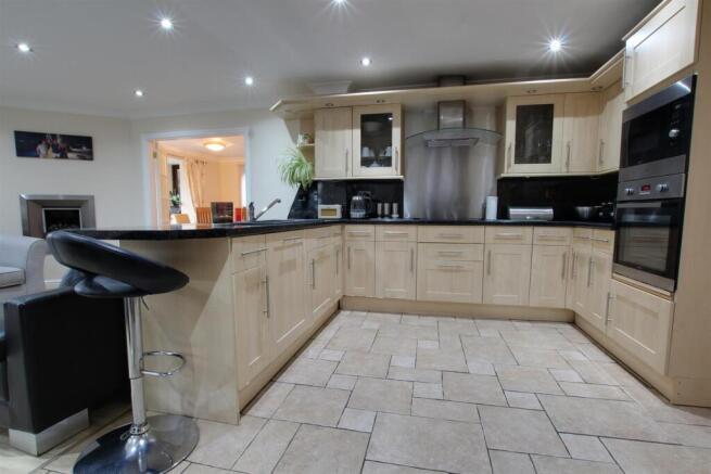 4 bed Detached for sale Image 7