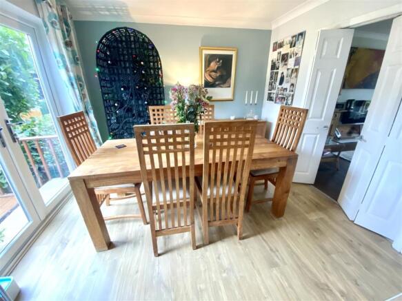 KITCHEN/DINING ROOM