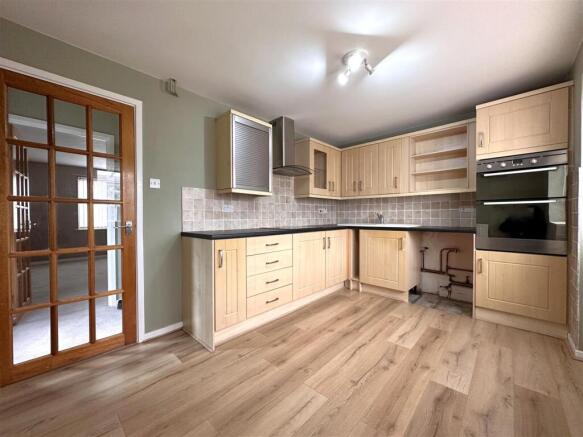 Spacious Dining Kitchen 746
