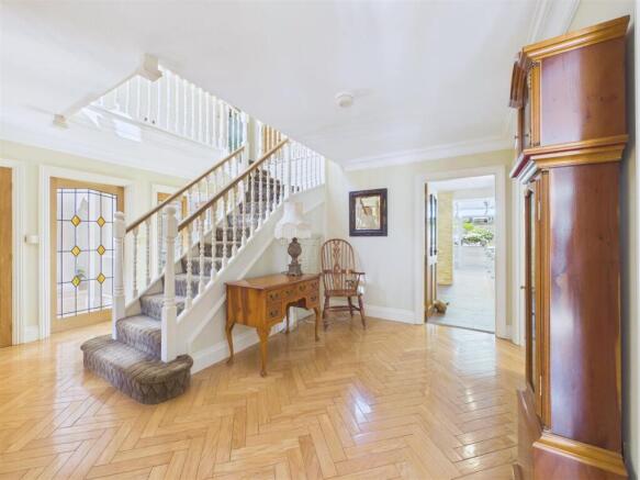 5 bed Detached for sale Image 12