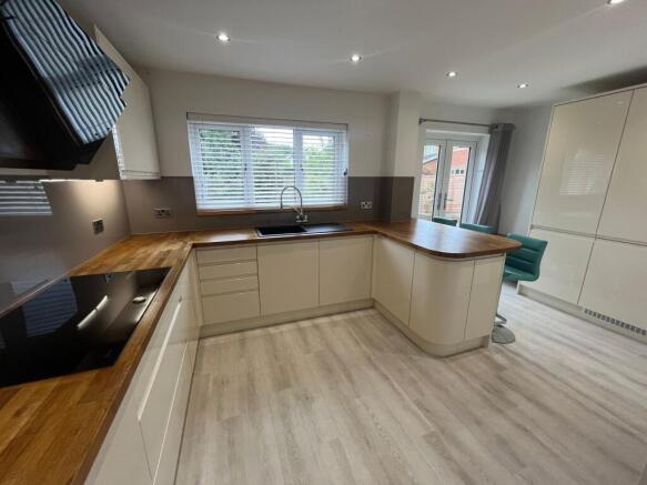 Fully Fitted Breakfast Kitchen
