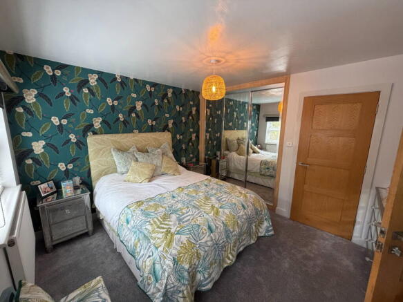 5 bed Detached for sale Image 9