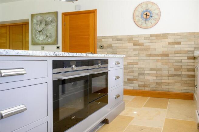 5 bed Detached for sale Image 11