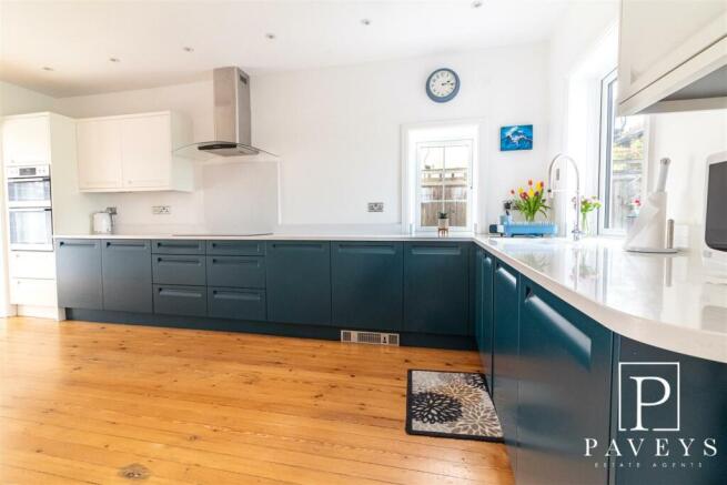 KITCHEN/BREAKFAST ROOM
