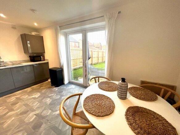 3 bed Semi-Detached to rent Image 7