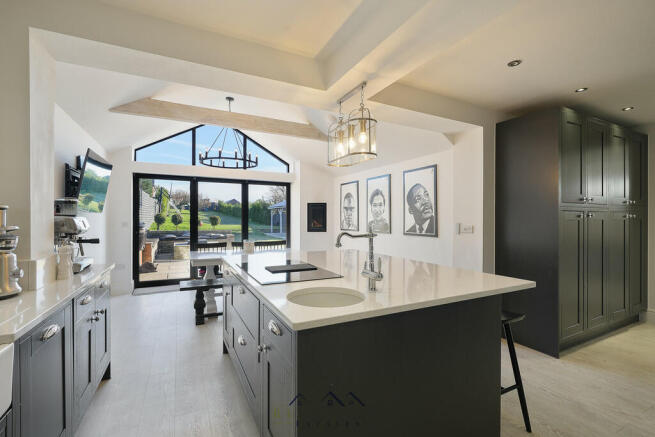 5 bed Detached for sale Image 5