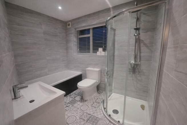 Modern bathroom w...