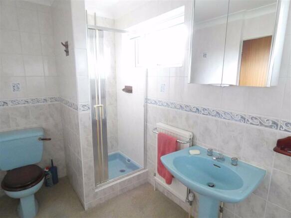 SPACIOUS BATHROOM