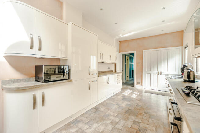 4 bed Detached for sale Image 8