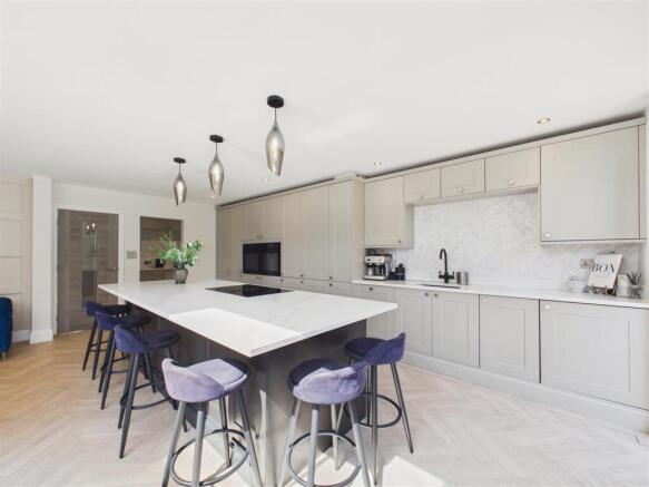 5 bed Detached for sale Image 9