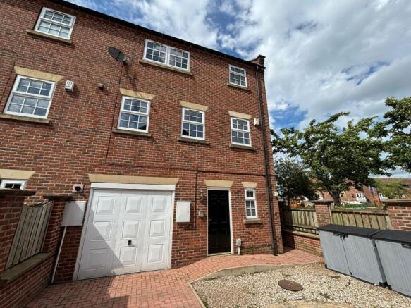 4 bed House to rent Image 12