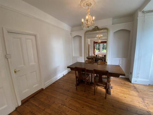 SITTING/DINING ROOM