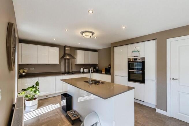 4 bed Detached for sale Image 6