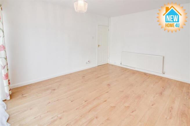 MAIN BEDROOM: