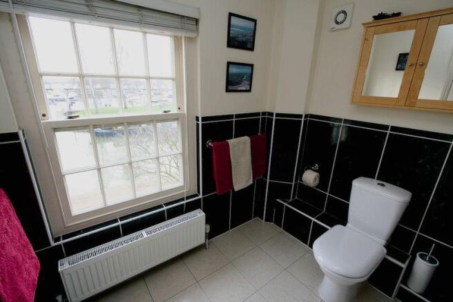 En suite to bedroom
