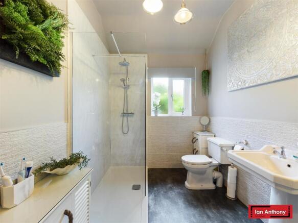 FAMILY SHOWER ROOM