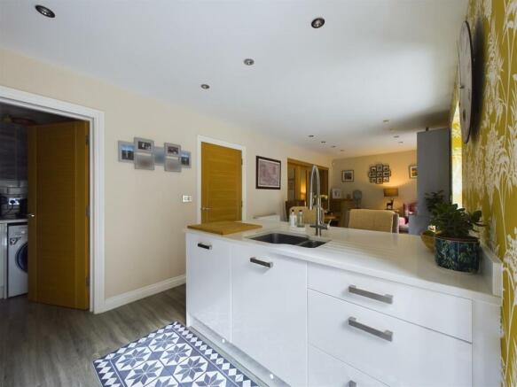 KITCHEN/DINING ROOM