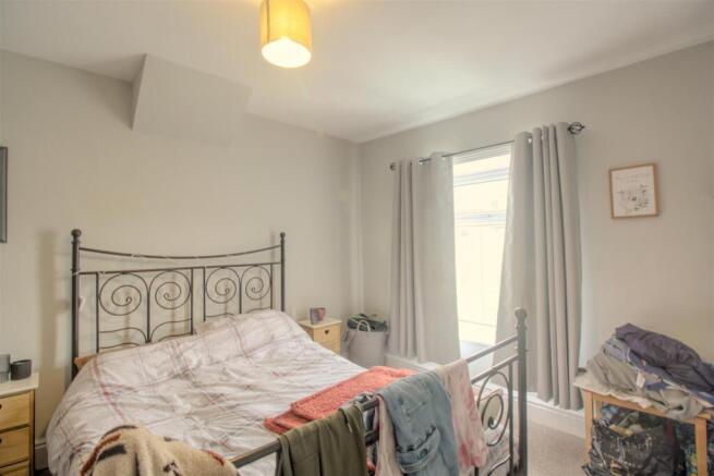 2 bed Terraced to rent Image 4