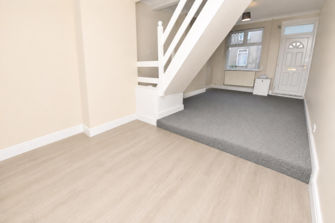 THROUNGH LOUNGE TO DINING AREA