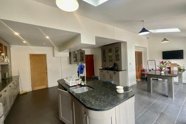 4 bed Semi-Detached for sale Image 9