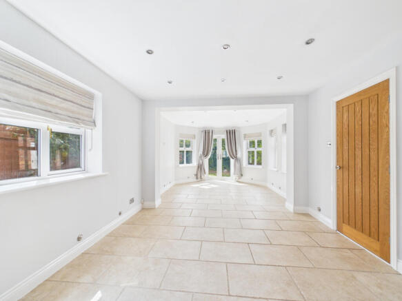 4 bed Detached for sale Image 9
