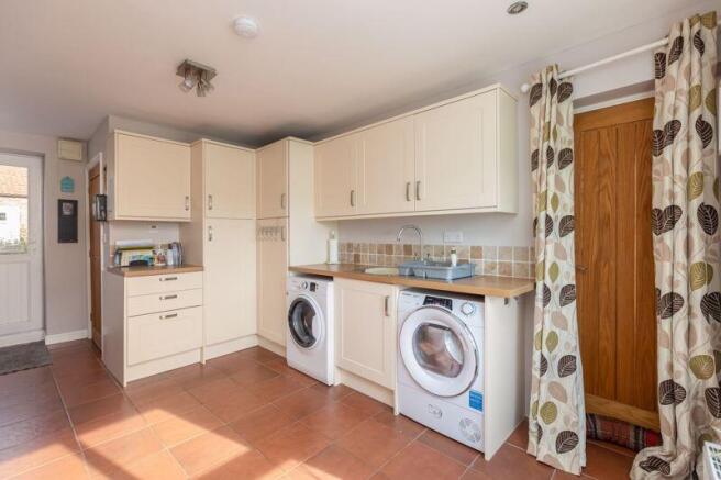 6 bed Detached for sale Image 11
